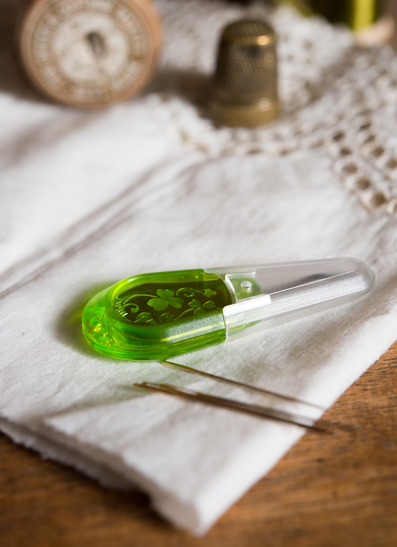 Clover Heavy Needle Threader