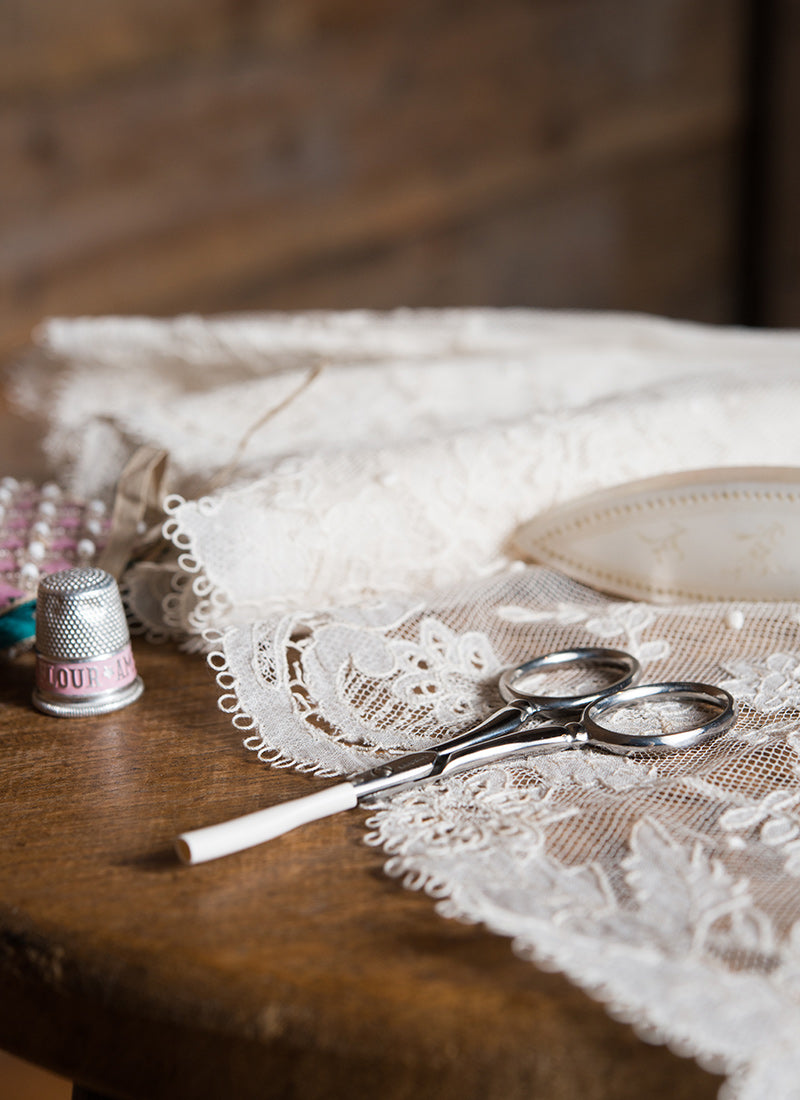 Lobe-tipped Lace Scissors