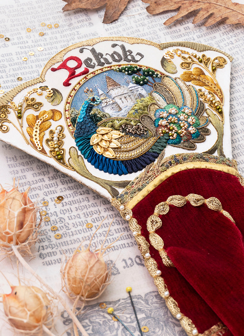 Elizabethan Peacock Mitten
